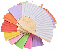 Éventail pliant en papier brut de bambou naturel fait à la main, style romantique, cadeau publicitaire promotionnel FAREA, pour mariages et cérémonies.