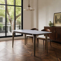 Ensemble de table à manger carrée en ardoise rustique de style farmhouse avec bancs et chaises pour maison de campagne