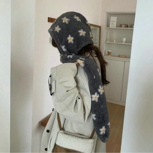 Conjunto de gorro y bufanda de felpa floral verde, cálido para invierno, con orejeras para mujer, estilo fresco y dulce - Product Image 3