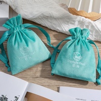Bijoux en velours doux réutilisable avec logo personnalisé sac à poussière cadeau bougie à cordon pochette d'emballage en velours de faveur de mariage