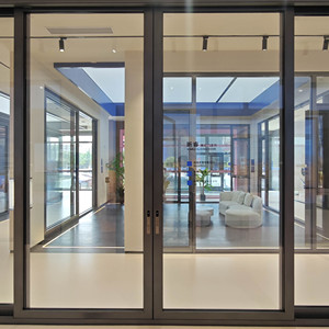 Puerta Corredera de Aluminio con Rotura de Puente Térmico, Marco Estrecho Panorámico, Doble Acristalamiento Templado, Personalizada por Deioux, para Jardín Interior - Product Image 1