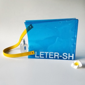 <span class=keywords><strong>กระเป๋า</strong></span>ช้อปปิ้งทำจาก PVC สีฟ้าพร้อมที่จับหนัง PU โลโก้ OEM <span class=keywords><strong>กระเป๋า</strong></span>ช้อปปิ้งสะพายไหล่ข้างเดียว<span class=keywords><strong>กระเป๋า</strong></span>ผ้าใบพลาสติกตัวอักษร - Product Image 2