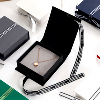 Boîte à bijoux magnétique personnalisée attrayante avec ruban, finition douce au toucher, logo estampé à chaud en feuille d'or pour coffret cadeau