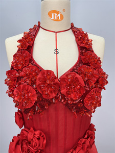 Vestido Rojo Bettergirl 2025 con Pedrería y Flores Colgantes al Cuello - Product Image 5