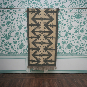 Tapis de sol Kilim tissé à la main, motif géométrique aztèque monochrome noir ivoire, en laine, pour couloir, chevet ou comme tapis d'appoint - Product Image 1