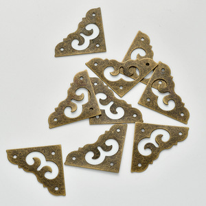 Protections d'angle rétro 3 cm, style bronze antique, design nuage ajouré pour boîtes en bois - Product Image 1