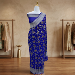 Sari en soie bleu roi et rouge avec broderie florale et bordure en zari argenté, tenue de mariage indienne traditionnelle pour femmes - Product Image 2