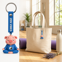 Großhandel 3D Weicher PVC-Schlüsselanhänger Zen-Meditations-Schweinchen-Figur mit Blauem Armband Stressabbau Firmen-Souvenir-Geschenk