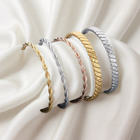 Brazalete Abierto de Acero Inoxidable con Baño de Oro PVD de 18K, Diseño de Cuerda Trenzada, Impermeable e Hipoalergénico