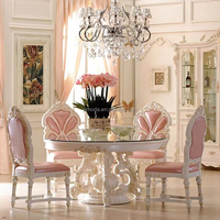 Ensemble de salle à manger de style français traditionnel antique, table ronde en bois sculptée, 4, 6 ou 8 chaises avec revêtement en cuir rose