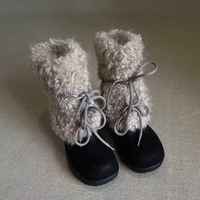 Bottes de neige en polaire bouclée beige pour femmes, avec détails à lacets, semelle noire, confortables, chaudes, décontractées, pour l'extérieur, chaussures d'hiver