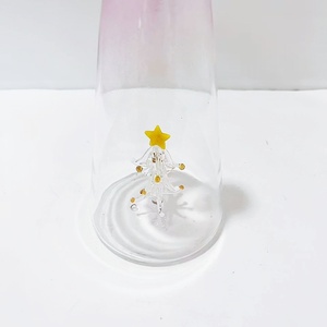 Décoration en verre borosilicate esprit de Noël soufflé à la main-Ornement en forme de cône avec mini arbre de Noël fermé - Product Image 2