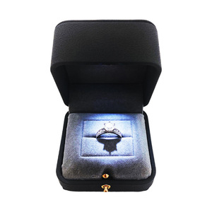 Caja de Joyería de Diseño Redondeado con Luz LED, Caja de Regalo para Anillos, Venta al Por Mayor - Product Image 1