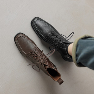 รองเท้าบูทผู้หญิงทรงเรโทร ดีไซน์หรูหรา ทำมือจากหนังแท้ กันลื่น กันน้ำ ทนทาน สีพื้น ปลายแหลม สวมใส่สบาย เหมาะกับทุกโอกาส - Product Image 6