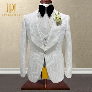 Costume de luxe 3 pièces pour hommes, coupe ajustée, <span class=keywords><strong>tenue</strong></span> d'hôte décontractée pour mariage blanc, ensemble de costume formel sur mesure fabriqué à la main et personnalisé pour hommes - Product Image 1