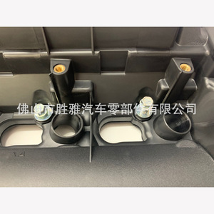 Aplicable a la tapa de válvulas del motor de 6 cilindros de la versión de gasolina del Land Rover Range Rover, tapa derecha LR051835 LR109354 - Product Image 1