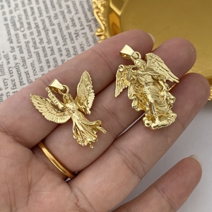 Pendentif de collier religieux <span class=keywords><strong>ange</strong></span> ailé de <span class=keywords><strong>l</strong></span>'archange <span class=keywords><strong>Gabriel</strong></span> plaqué or 18 carats pour hommes et femmes - Product Image 1
