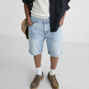 شورت جينز رجالي صيفي فضفاض بقصة برمودا بطول الركبة بلون أزرق فاتح مغسول، بحافة مطوية، للبيع بالجملة، الحد الأدنى للطلب 7 قطع - Product Image 6