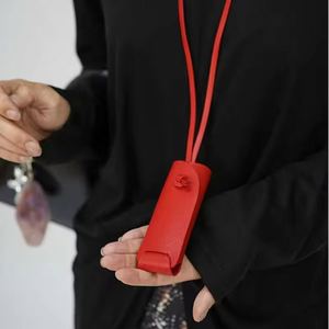 Élégant porte-rouge à lèvres en cuir PU avec chaîne et cordon de cou, accessoire de voyage portable pour femmes - Product Image 1