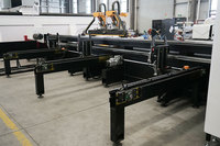 Machine de découpe laser à fibre CNC pour tubes avec système de chargement semi-automatique, double mandrin et support de suivi pour tuyaux métalliques