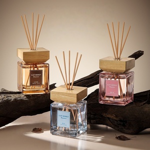 Diffuseur de parfum d'ambiance 500 ml aux senteurs de fruits et de fleurs, avec bâtonnets et flacon - Product Image 2