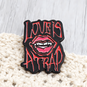 1/2個入り レッドセクシーリップデザインブローチ ゴシックラバーバッジ 白黒レトロピン ジャケット、帽子、バッグ用 ダークユーモアギフト - Product Image 6