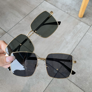 Lunettes de soleil carrées F3 0852, monture dorée, verres en acrylique, protection UV400, unisexe, style streetwear, monture en métal tendance - Product Image 2