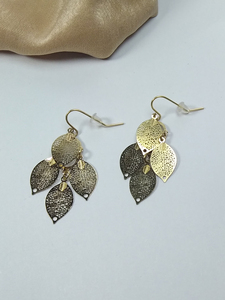 Boucles d'oreilles de feuillage creux d'épissage classique à la mode Boucles d'oreilles populaires pour femmes de tempérament exquis et élégant - Product Image 2