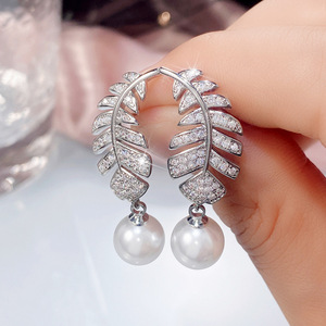 Orecchini Pendenti Lunghi in Stile Barocco con Perle e Cristalli a Forma di Foglia, Eleganti Accessori da Festa per Donne - Product Image 6