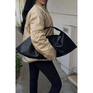 Sac à main de luxe décontracté en cuir Marlon noir, fourre-tout de créateur grande capacité avec une poignée et décoration imprimée - Product Image 6