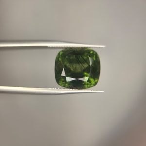 Peridoto Natural de Calidad Superior al por Mayor, Piedra Preciosa Brillante de 10.45 Quilates, Verde Intenso con Hilos de Rutilo Dorado, Corte Cojín Facetado - Product Image 4