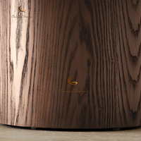 Table basse Zen Wabi Sabi avec base en chêne fumé patiné, pieds cylindriques épais, forme ronde organique et plateau en marbre apaisant