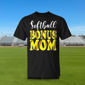 T-shirt Softball Bonus Mom con testo giallo, girocollo nero, taglia unisex per adulti - Product Image 3