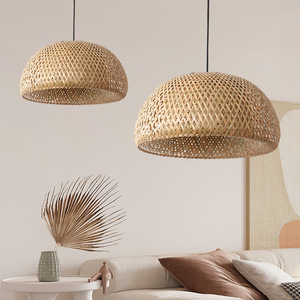 Lampada a sospensione in bambù intrecciata a mano naturale semicircolare del Vietnam - Product Image 2