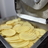 Automatische elektrische aardappel-golfvormige snijmachine, friet snijder, crinkle cutter voor aardappelen, 4-zijdige aardappelgolf snijmachine