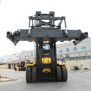 Montacargas SOCMA de 45 Toneladas con Motor Diésel, Plataforma para Contenedores, Mástil de Tres Etapas, Aplicación Portuaria - Product Image 4