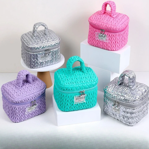 Sac cosmétique personnalisé en nylon à volants et rayures, grande capacité, pochette à maquillage portable de qualité supérieure, sac de rangement multifonctionnel pour les voyages - Product Image 2