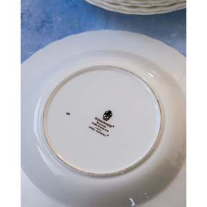 Ensemble de six assiettes en porcelaine Wedgwood foncée de 22,5 cm de diamètre, décoration d'avril - Product Image 3