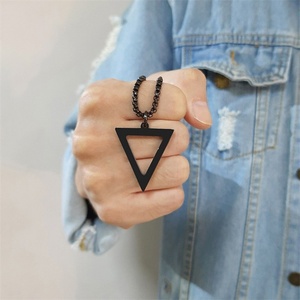 Collar con Colgante Triangular Hueco de Acero Inoxidable Chapado en Oro Personalizado para Hombre, Joyería Masculina en Oferta - Product Image 2