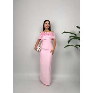 Robe de soirée élégante en satin blanc à col bateau avec imprimé floral, taille empire, silhouette fourreau - Product Image 6