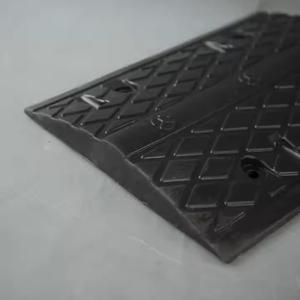 रबर औद्योगिक गति टक्कर से सड़क सुरक्षा के लिए रबर औद्योगिक गति टक्कर से पीली और काले आउटडोर वाटरप्रूफ उच्च गुणवत्ता - Product Image 6