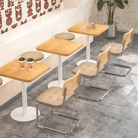 Chaise cantilever avec structure chromée, dossier en rotin, assise rembourrée capitonnée, chaise de salle à manger moderne en rotin pour hôtel