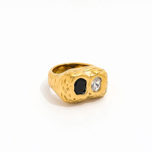 Anello Robusto in Acciaio Inossidabile di Alta Qualità con Finitura Martellata, Placcato in Oro 18K, con Doppio Zircone Cubico Bianco e Nero - Product Image 1