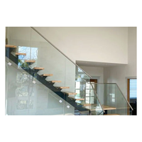 Escalier moderne à poutre monobloc en acier, marches flottantes en chêne, balustrade en verre