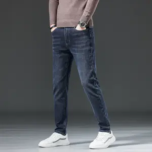 משלוח חינם ג'ינס גברים רגליים קטנות אביב מכנסי ג'ינס ישרים גרסה קוריאנית של הטרנד יו 2024
