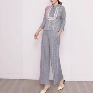 Ensemble décontracté plissé en jean style ethnique Miyake : Haut et pantalon large taille plus – Vêtements pour femmes grandes tailles en gros - Product Image 2