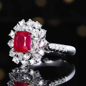 Bague en rubis sang de pigeon non chauffé de 1,54 carat, taille coussin, pierre précieuse naturelle du Mozambique avec 46 diamants sertis dans de l'or 18 carats - Product Image 2