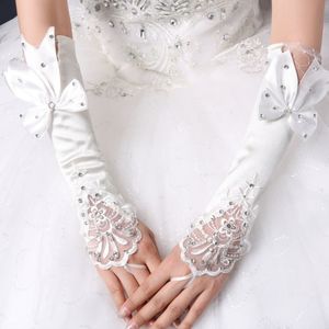 2025 nouveau Satin fête mitaines femmes gants de <span class=keywords><strong>mariage</strong></span> <span class=keywords><strong>ivoire</strong></span> sans doigts dentelle mariée cristal arc fleur pour mariée strass accessoire - Product Image 1