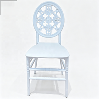 Chaise d'événement en résine dorée avec dossier ajouré à motifs médaillon et pieds à tiges, en plastique moulé imperméable, mobilier de fête