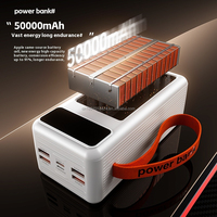 Banque d'énergie solaire de grande capacité 50000mah quatre ports USB intégrés 4 câbles chargeur solaire portable avec lampe de poche pour l'extérieur